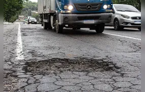 Buracos, acidentes e insegurança: motoristas denunciam condições da RJ-104