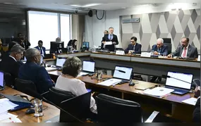 CCJ do Senado aprova PEC que acaba com jornada 6x1