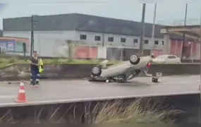 Carro capota na BR-101 e deixa cinco feridos em Itaboraí