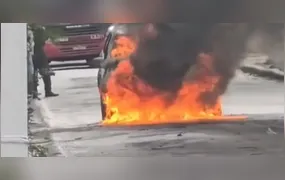 Carro pega fogo e causa complicações no trânsito em uma das principais vias de Niterói