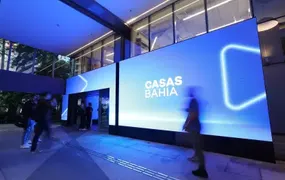 Casas Bahia fecha centenas de lojas e faz demissão em massa