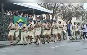 Chuva não afasta moradores do desfile de 7 de Setembro em Niterói
