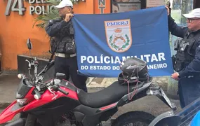 Com mandado de prisão por tráfico, homem é preso após fugir de abordagem no Colubandê, em São Gonçalo