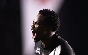 Com um a menos, Vasco vence o Vitória e abre vantagem nas quartas da Copa do Brasil