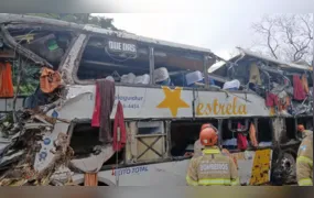 Dez pessoas morrem após ônibus tombar em Petrópolis