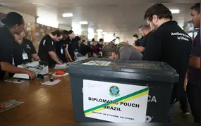 Eleições 2026: Lula conquista vitórias em mais países, mas Flávio Bolsonaro soma mais votos no exterior