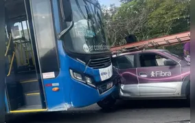Engavetamento entre ônibus e carros complica trânsito em viaduto de Niterói