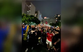 Estudantes de Niterói fazem ato contra Bolsonaro em Icaraí