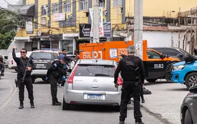 Familiares acompanham retirada de corpo de homem morto em confronto com a PM em São Gonçalo