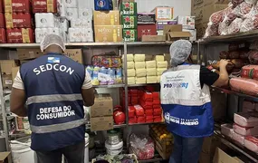 Fiscalização apreende mais de 200kg de alimentos impróprios para consumo em supermercados