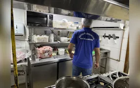 Fiscalização descarta mais de 14kg de alimentos impróprios em restaurantes da Barra da Tijuca