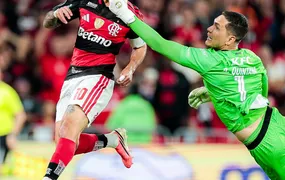 Flamengo é dominado, acha gol no fim e avança na Libertadores
