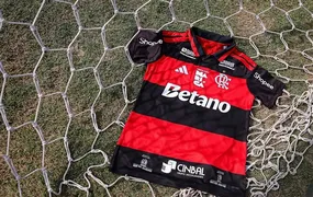Flamengo estampa marca de Maricá na camisa em jogos do Brasileiro Feminino