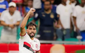 Flamengo faz grande partida, vence o Bahia por 3 a 0 e retoma liderança do Brasileirão