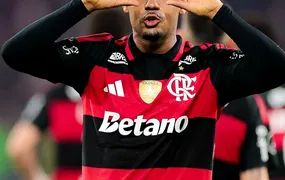 Flamengo leva susto, mas vence o Cruzeiro no Maracanã e avança na Libertadores