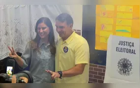 Flávio Bolsonaro votou no início da manhã na Zona Norte do RJ