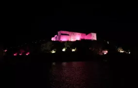 Forte São Mateus ganha iluminação especial na abertura do “Cabo Frio Celebra Rosa”