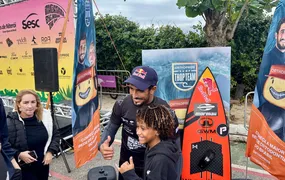 Frio não espanta público e Itacoatiara Big Wave reúne fãs do surfe em Niterói