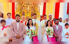 Gêmeos se casam com irmãs gêmeas em cerimônia celebrada por padres e coroinhas gêmeos