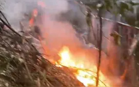 Helicóptero cai em área de mata na Vista Chinesa, no Rio, e deixa quatro mortos