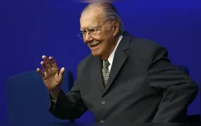 José Sarney recebe alta hospitalar após nove dias de internação