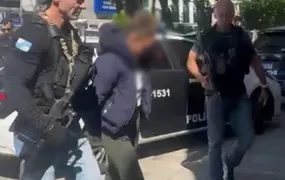 Jovem de 19 anos é presa em São Gonçalo suspeita de aplicar golpe 'Boa Noite, Cinderela' em turista