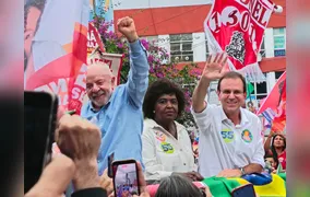 Lula participa de ato no Centro de São Gonçalo ao lado de Paes, Benedita e Pedro Paulo