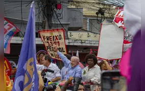 Lula participa de ato político e reúne multidão no Centro de São Gonçalo