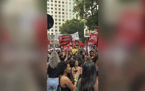 Manifestantes realizam ato no Centro do Rio em apoio a Lula no segundo turno
