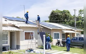 Maricá inicia instalação de placas solares em casas de famílias reassentadas
