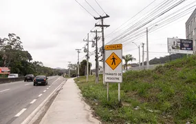 Moradores cobram passarela na RJ-106, em Várzea das Moças, em São Gonçalo