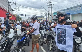 Motoboys acompanham velório de jovem morto por PM em Niterói