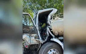Motorista fica preso às ferragens após engavetamento na RJ-106, em Maricá