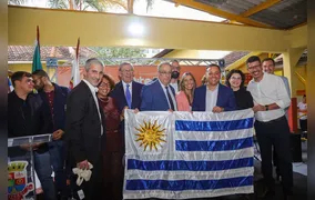 Niterói e Uruguai firmam acordo para escola pública bilíngue