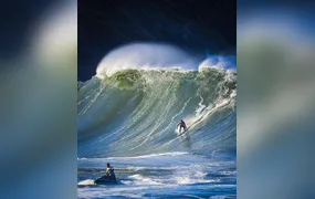 Nomes da elite do surfe de ondas grandes disputam o Itacoatiara Big Wave, em Niterói, nesta terça