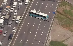 Ônibus com estudantes são atacados por criminosos armados na Linha Vermelha