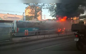 Ônibus pega fogo na Alameda, em Niterói, e embola o trânsito nesta sexta-feira