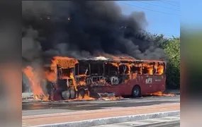 Ônibus ‘vermelhinho’ pega fogo na Estrada dos Cajueiros, em Itaipuaçu