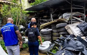 Ferro-velho irregular é interditado e proprietário é preso em Itaipu