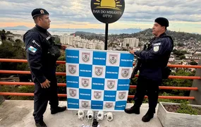 PM apreende câmeras de monitoramento,  drogas e rádio transmissor do tráfico em Niterói