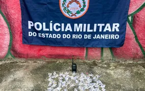 PM apreende rádio transmissor e drogas durante ação em comunidade de Niterói