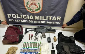 PM apreende réplica de fuzil, granada e drogas em Araruama