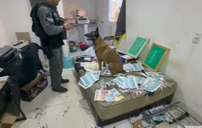 PM encontra gráfica de dinheiro falso durante operação contra o tráfico no Complexo da Maré