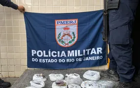 PM prende dois suspeitos de tráfico de drogas em Niterói
