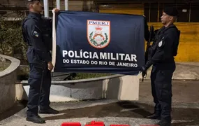 PM prende motoristas que transportavam 27 kg de maconha perto do Complexo do Alemão