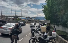 Placa adulterada, faca e celular com restrição: Guarda Municipal conduz três suspeitos no Rio