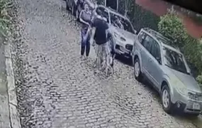 Polícia Civil prende homem que agrediu mulher e chutou cachorros na Gávea