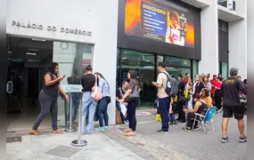 Sob sol e chuva, comerciários permanecem no Sindicato dos Empregados do Comércio para remover contribuição sindical
