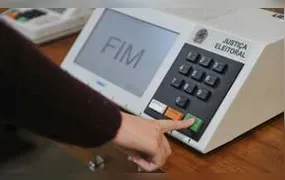 TSE manda Eduardo Bolsonaro retirar posts de desinformação sobre urnas