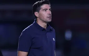Técnico Abel Ferreira é multado por chutar microfone em partida da Libertadores